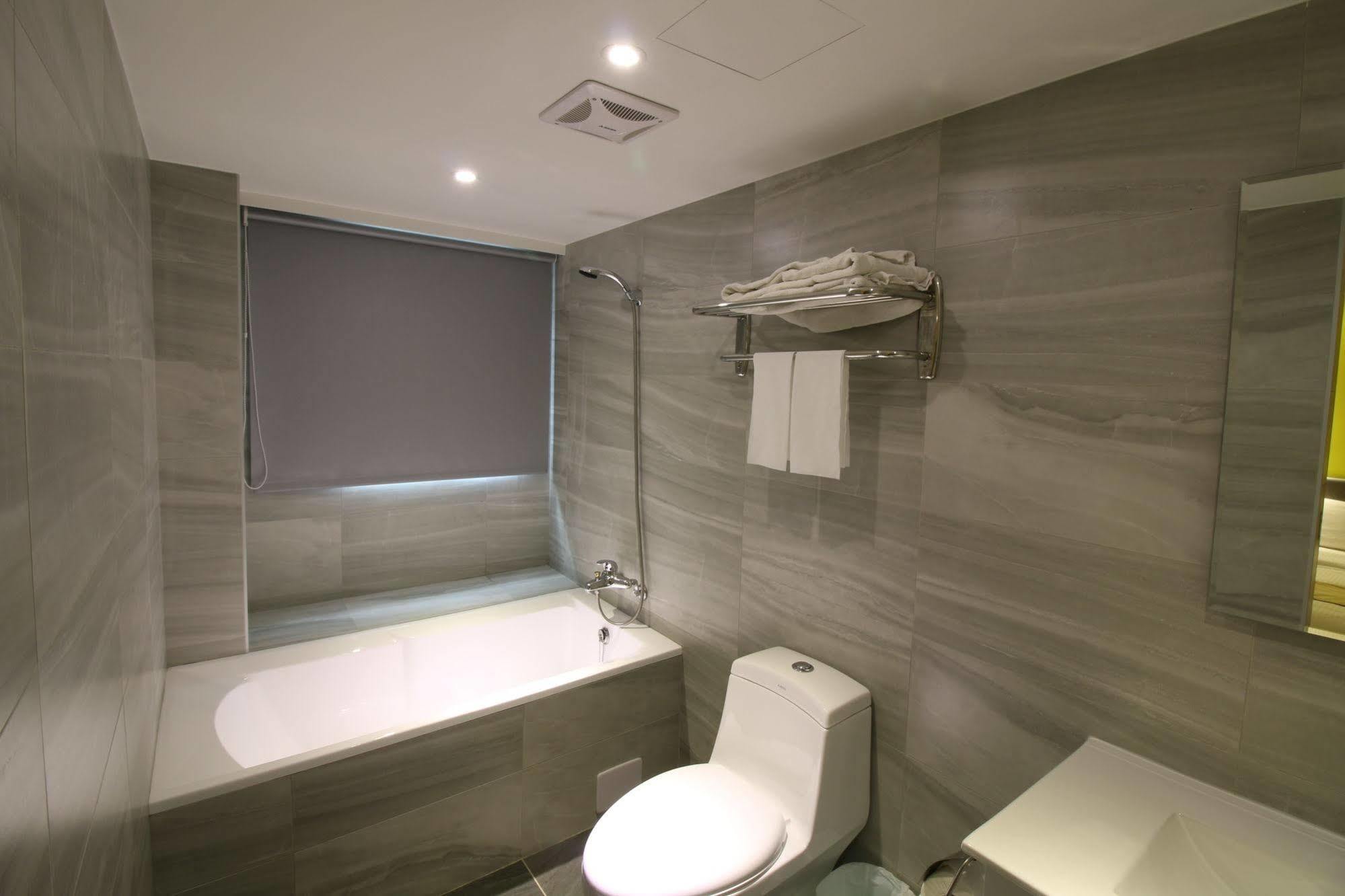 Blue Coast Hotel Kaohsiung Bagian luar foto